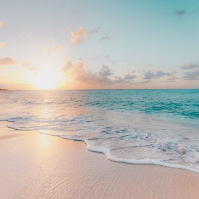 91传媒：某明星度假私人海滩照流出